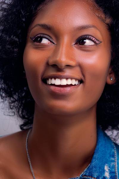 Relaxed teeth whitening session at Carte Blanche — zero sensitivity guarantee